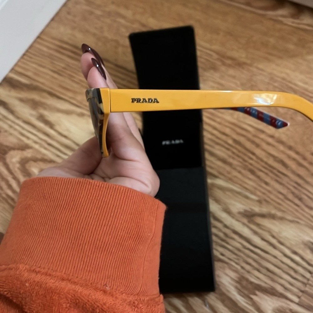 Prada sunglasses - Picture 6 of 8